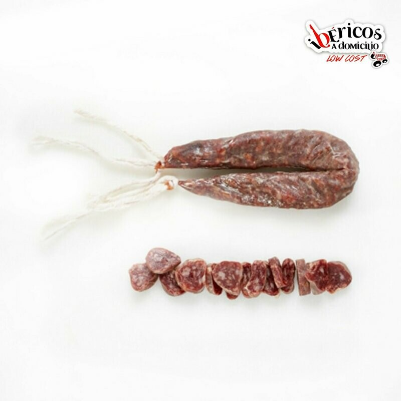FUET CASERO de manera tradicional, con magros de cerdo y moho natural, consiguiendo un sabor característio (0.200-0.300 kg)