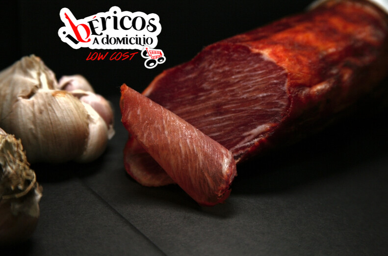 LOMO EMBUCHADO (0.800 a 1 kg). ¡Descubre el sabor auténtico del campo en tu hogar con nuestro Lomo Embuchado!. Curado lentamente y embuchado de forma tradicional para ofrecerte un sabor exquisito.