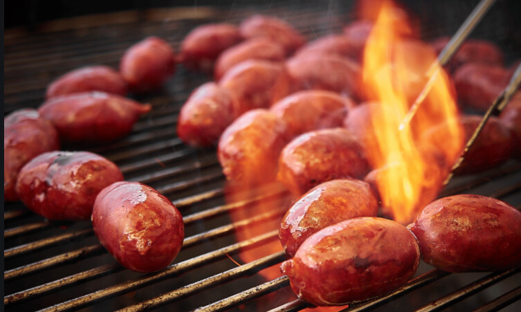 CHORIZO PICANTE FUEGO Embutido inspirado en los mejores chorizos de los pueblos de España, con una combinación justa y equilibra