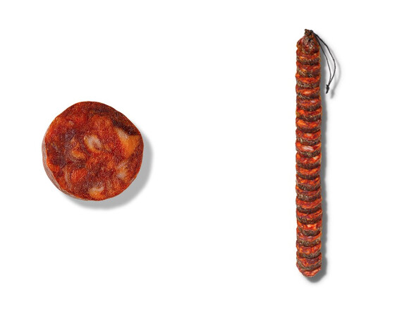 CHORIZO JOSELITO se elabora únicamente con las piezas nobles del cerdo y se cura en secaderos naturales durante más de 6 meses.