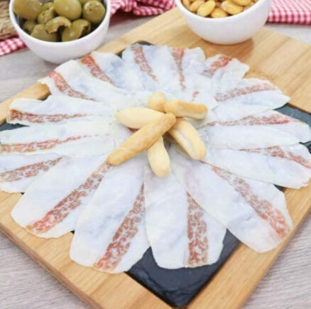 PAPADA IBÉRICA DE BELLOTA  Es una pieza de textura suave, pero de gran intensidad en sabor y olor.