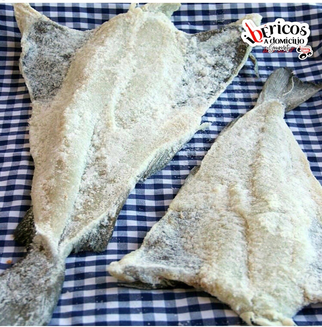 BACALAO EN HOJA ENTERA Salado con piel de primera calidad,de carne blanca y con una fina película de sal recubriendo el producto.