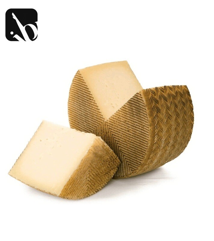 QUESO CURADO DE OVEJA VIEJO ARTESANO " QUEJARA" Textura compacta Sabor intenso y agradable retro-gusto.