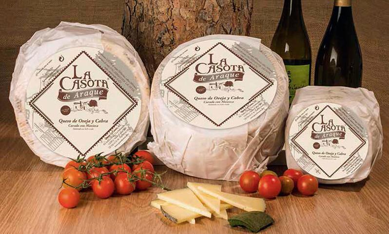 Queso de oveja y cabra curado con manteca, Su sabor ligeramente ácido se incrementa con la curación. Ideal para regalo.