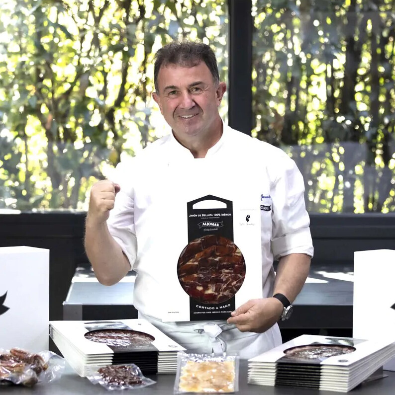 ESTUCHE MARTÍN BERASATEGUI : JAMÓN DE BELLOTA 100% IBÉRICO - CORTE A CUCHILLO

Nombrado MEJOR JAMÓN IBÉRICO DE ESPAÑA 2022, en la edición de los premios Alimentos de España