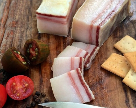 Panceta iberica de bellota piezas de 1,50 Kg aprx procedente de cerdos ibéricos alimentados con bellotas. Una curación lenta y en bodega natural, hace de este un producto excepcional. ideal para prepa