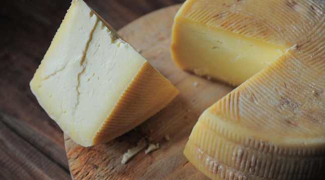 Queso de cabra semicurado de 2.5 kg: sabor tradicional español en tu hogar