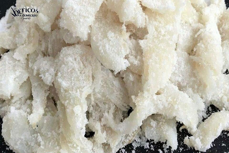 Desmigado Abadejo El bacalao desmigado o migas de bacalao es útil en la elaboración de creativas recetas, sin espinas.