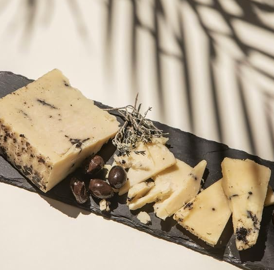 Cuña de Queso 100% Oveja con Trufa - Aprox. 200 g, envasado al vacío en Nuestra Selección Especial de Ibéricos a Domicilio Gourmet.