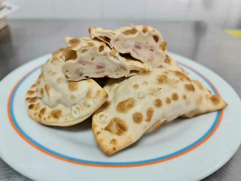 Empanadas de Jamon y Queso Mozarella
