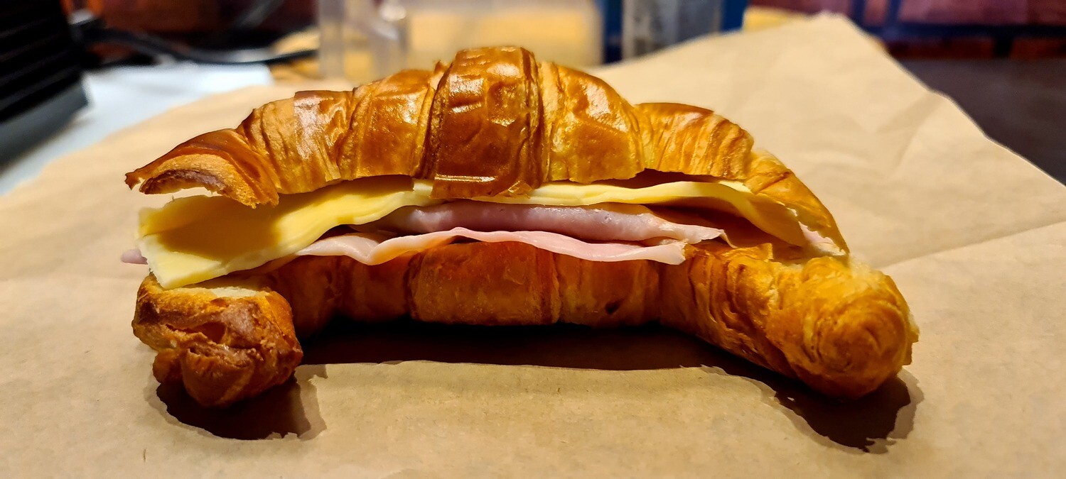 Media lunas con Jamon y queso