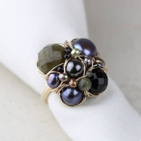 Kulturperler, labradorit, onyx og 8 karat guld.