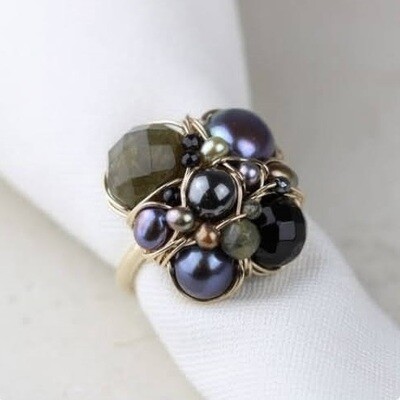 Kulturperler, labradorit, onyx og 8 karat guld.