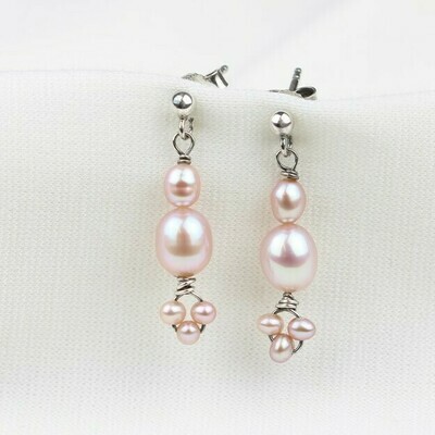 Rosa kulturperler og sterlingsølv.