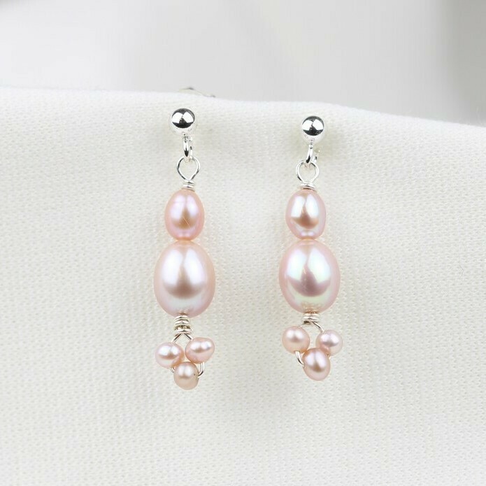 Rosa kulturperler og sterlingsølv.