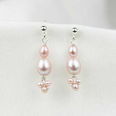 Rosa kulturperler og sterlingsølv.