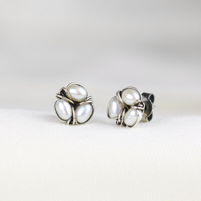 Hvide kulturperler og sterlingsølv.