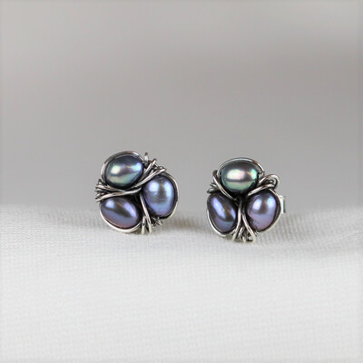 Grå kulturperler og sterlingsølv.