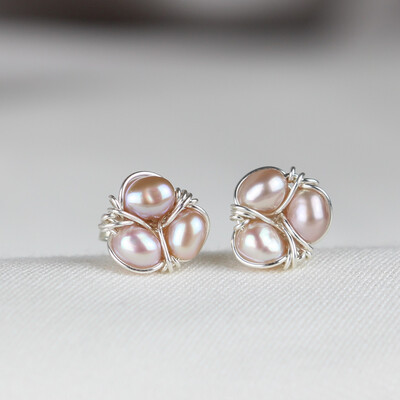 Rosa kulturperler og sterlingsølv.