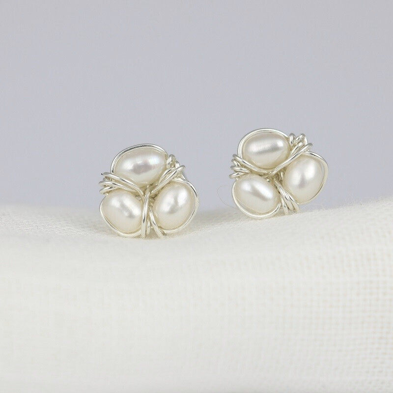 Hvide kulturperler og sterlingsølv.