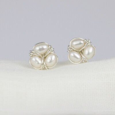 Hvide kulturperler og sterlingsølv.