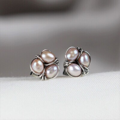 Rosa kulturperler og sterlingsølv.