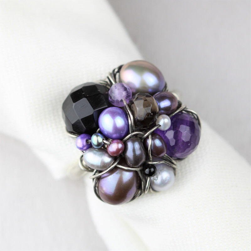Kulturperler, onyx, ametyst, røgkvarts og sterlingsølv.