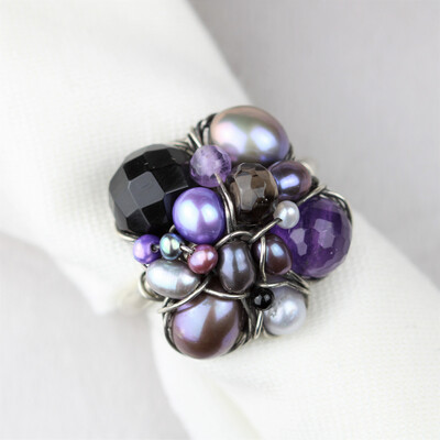 Kulturperler, onyx, ametyst, røgkvarts og sterlingsølv.