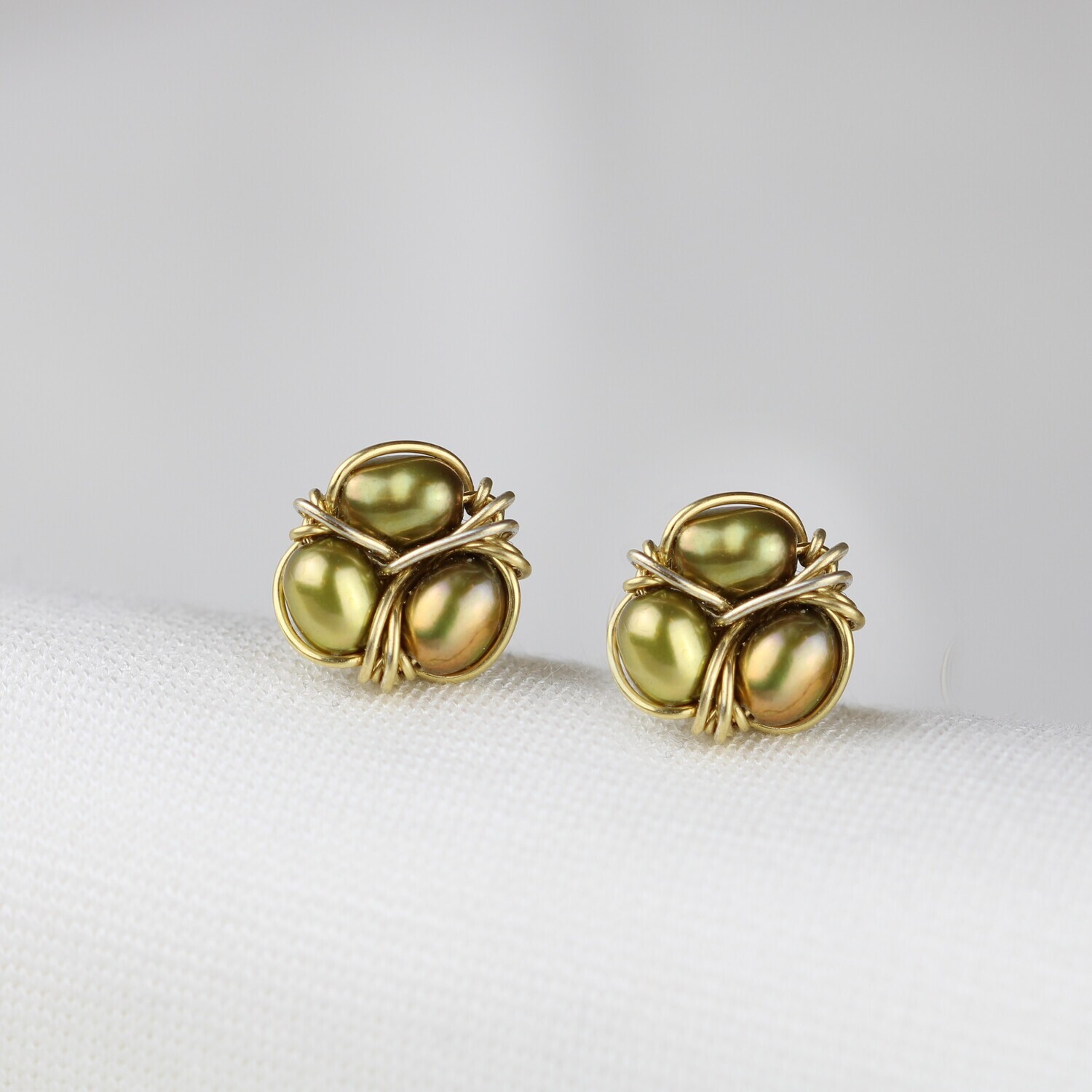 Ørestikkere i  8 karat guld - Grønne perler