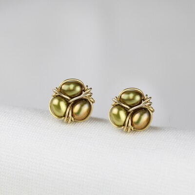 Ørestikkere i  8 karat guld - Grønne perler