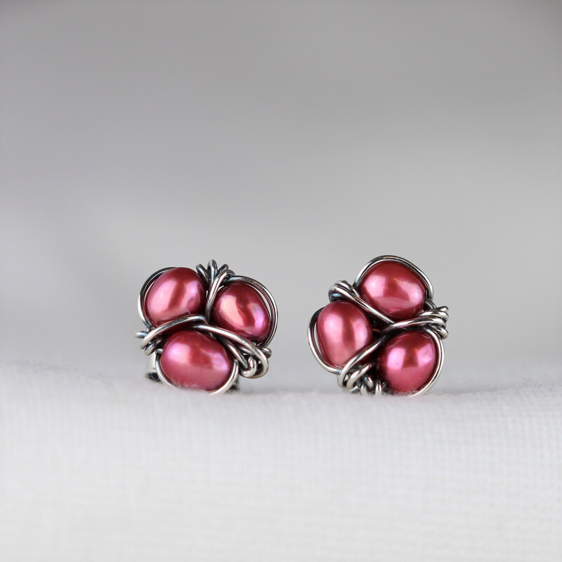 Røde kulturperler og sterlingsølv.