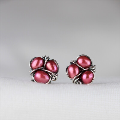 Røde kulturperler og sterlingsølv.