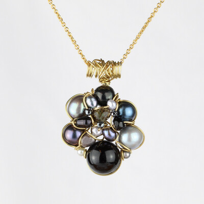 Forgyldt sølv, kulturperler, onyx og røgkvarts