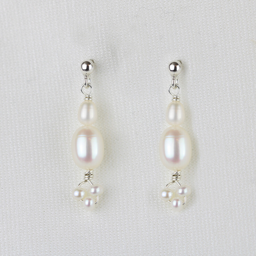 Hvide kulturperler og sterlingsølv.