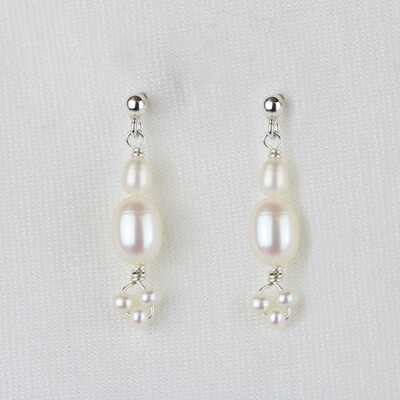 Hvide kulturperler og sterlingsølv.