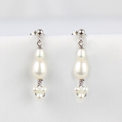 Kulturperler i hvid og sterlingsølv.