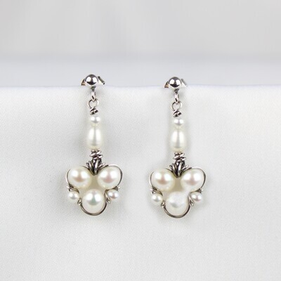 Hvide kulturperler og sterlingsølv.