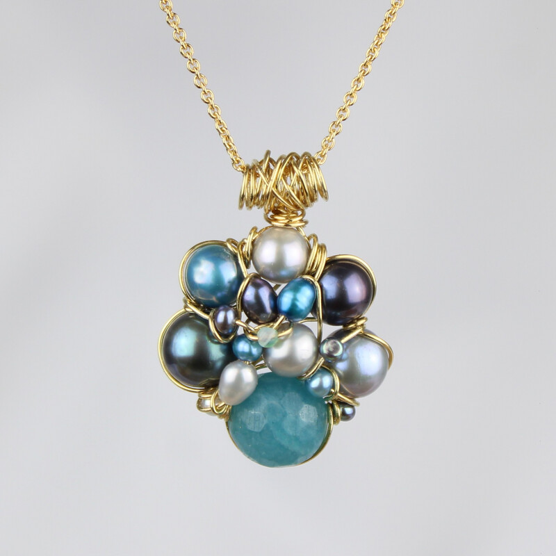 Forgyldt sølv, kulturperler, blå kvarts og sterlingsølv.