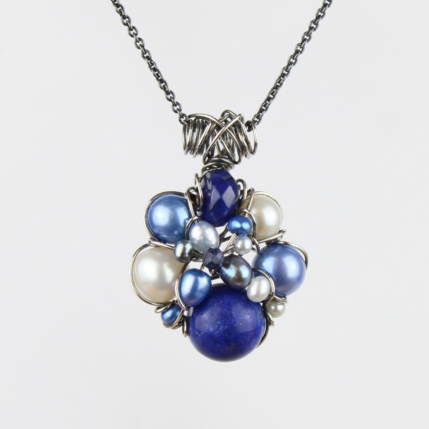 Kulturperler, lapis lazuli, sodalit, hæmatit og sterlingsølv.