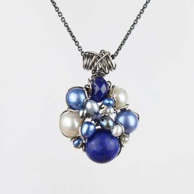 Kulturperler, lapis lazuli, sodalit, hæmatit og sterlingsølv.