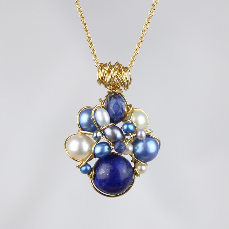 Forgyldt sølv, perler, lapis lazuli, sodalit