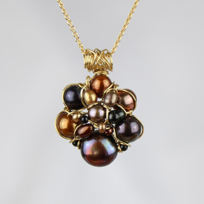 Brune kulturperler  og forgyldt sterlingsølv.