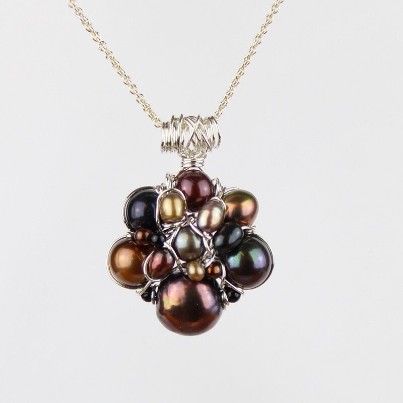 Brune kulturperler og sterlingsølv.