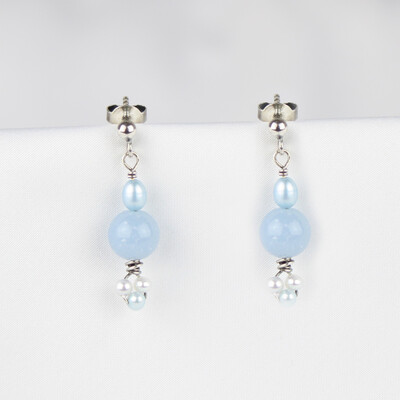 Lyseblå kulturperler, blå agat og sterlingsølv.