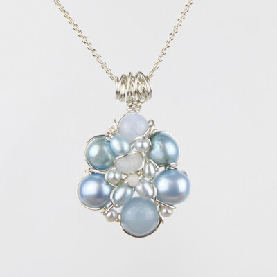 Blå kulturperler, blå agat, blonde agat og sterlingsølv.