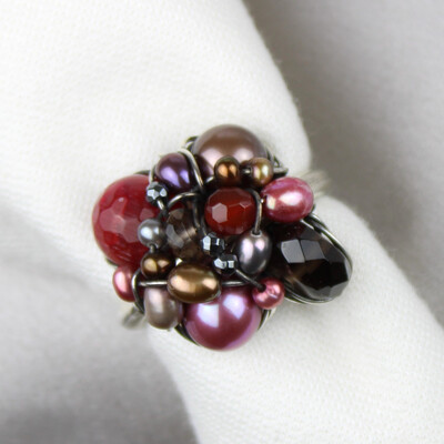 Kulturperler, karneol, røgkvarts, hæmatit og sterlingsølv.