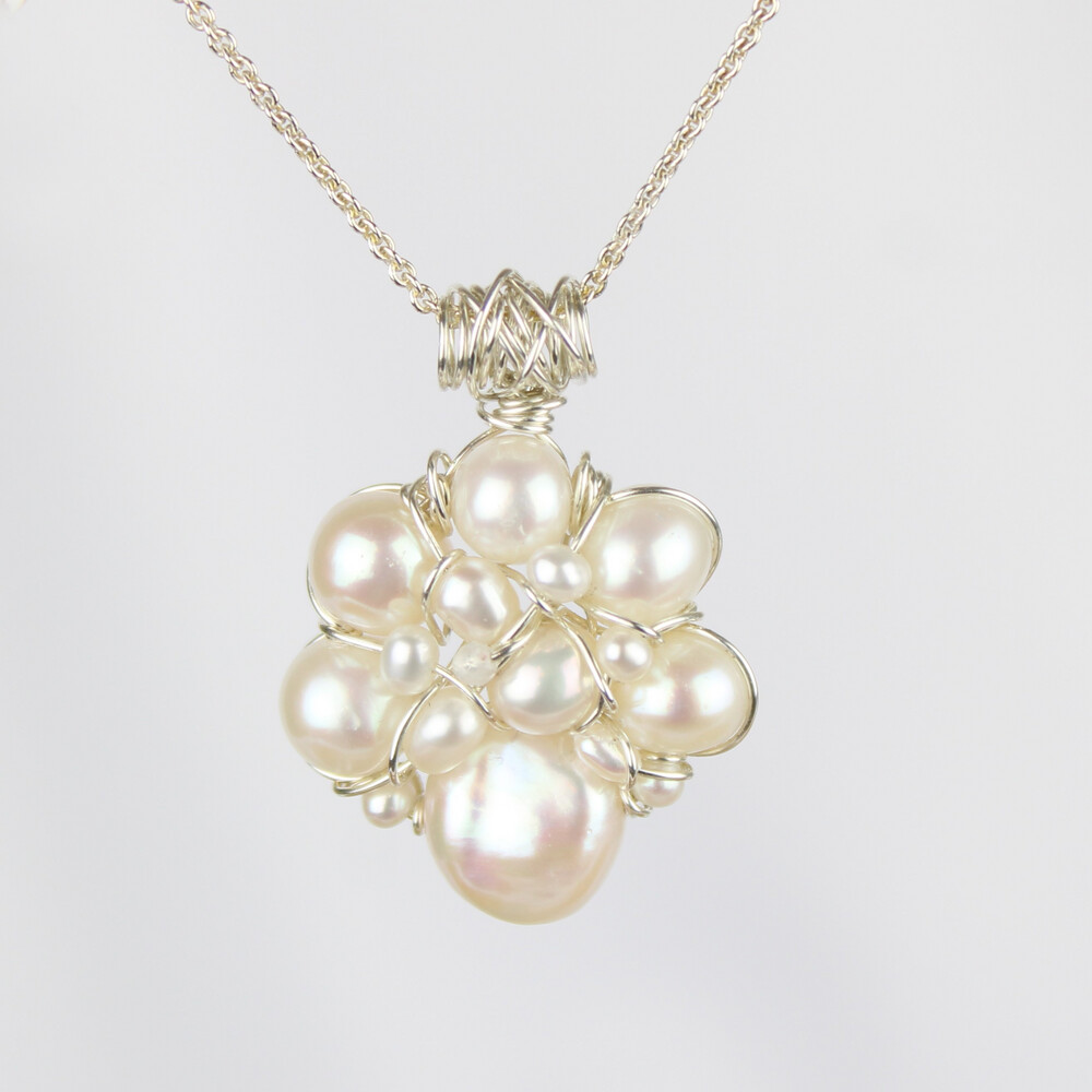 Hvide kulturperler og sterlingsølv.