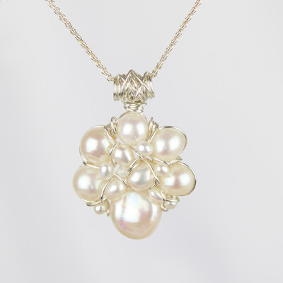 Hvide kulturperler og sterlingsølv.