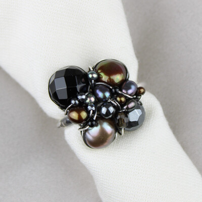 Kulturperler, onyx, hæmatit og sterlingsølv.