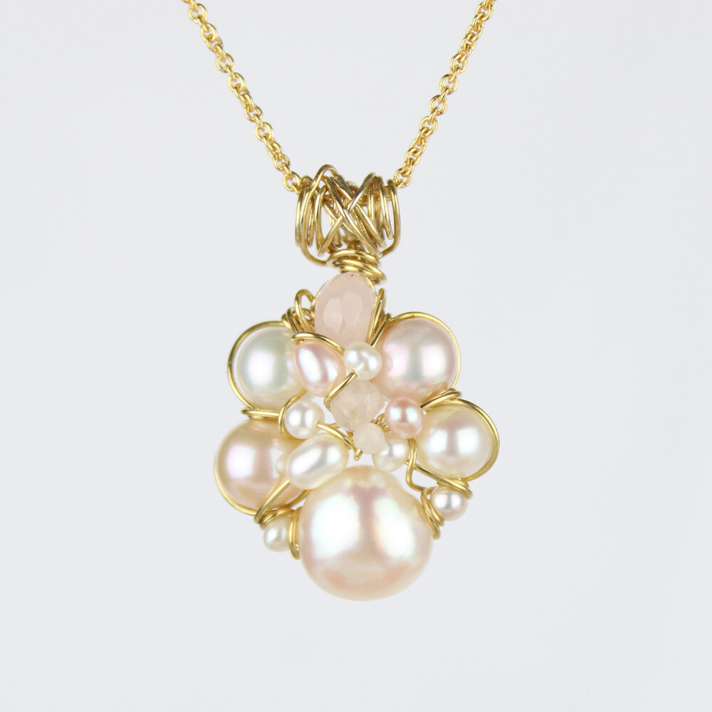 8 karat guld med rosa kulturperler og rosakvarts.